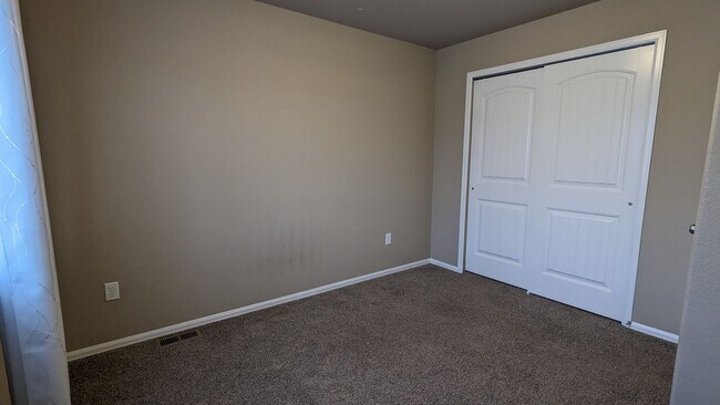 Building Photo - TWO STORY END UNIT TOWNHOME 3 BED/2.5 BATH...