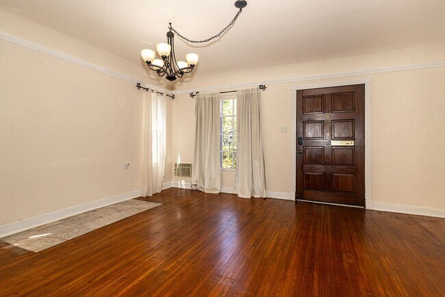 Building Photo - Warm & Welcoming Home Near Melrose with Room to Live, Work & Create