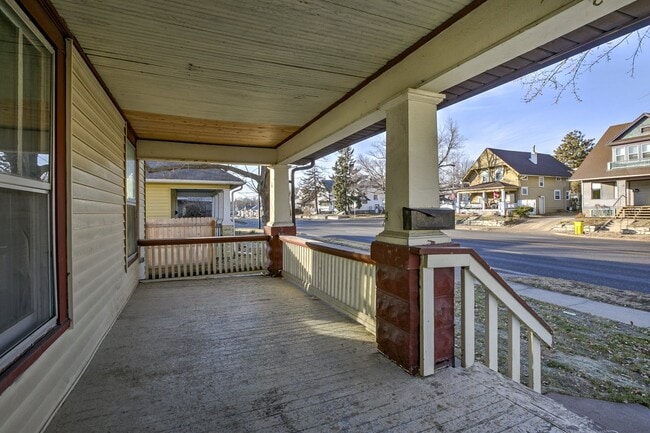 Building Photo - Two Bedroom House with Detached Garage