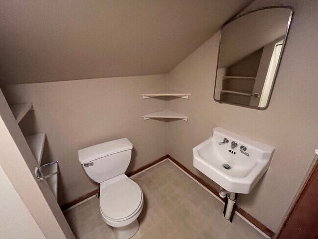 Building Photo - 4 Bedroom 2 Bath on Campus