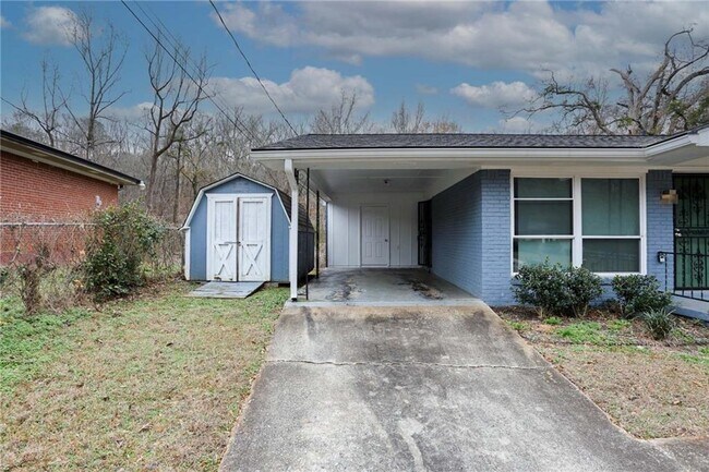 Building Photo - 667 Tara Cir SE