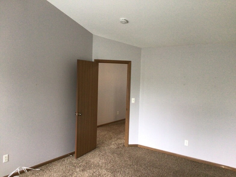 Building Photo - 13843 S Petersburg Dr