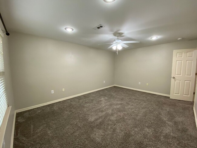 Building Photo - 4 BEDROOM TOWNHOUSE FAYETTEVILLE AR! Ready...