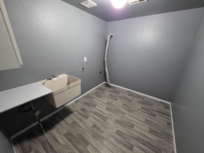 Building Photo - Beautiful Home in 5 Mile
