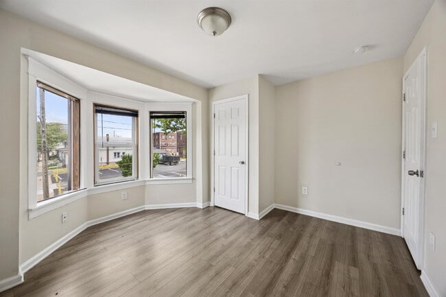 Building Photo - Spacious 3-Bedroom Apartment in the Heart ...