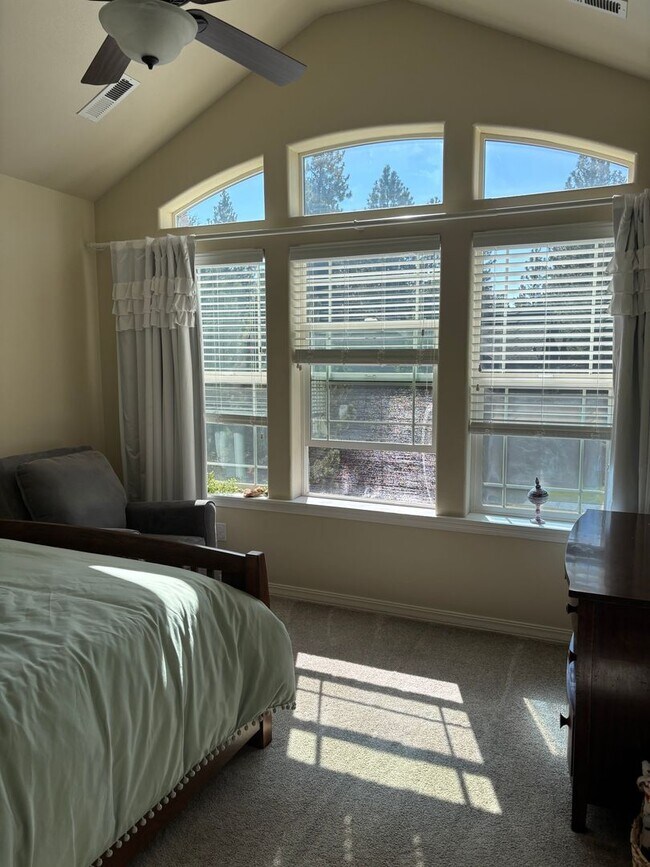 Building Photo - Gorgeous River Canyon Community Home!