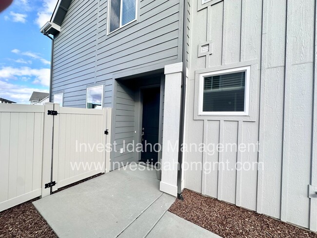 Building Photo - Brand new elegant two-story townhome avail...