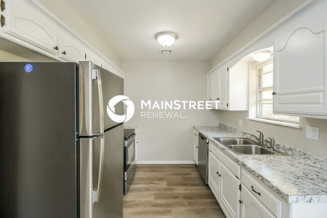 Building Photo - 3 Bedroom Pet-Friendly Home in YUKON, OK with Main Street Renewal