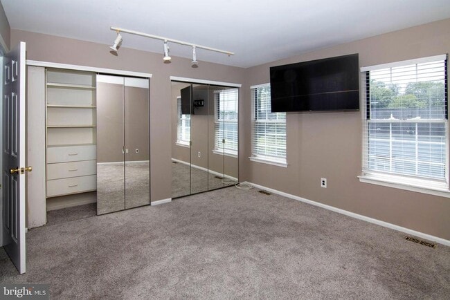 Building Photo - 1010 Hillsboro Ct