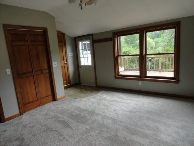 Building Photo - 211 Old Meeting House Rd