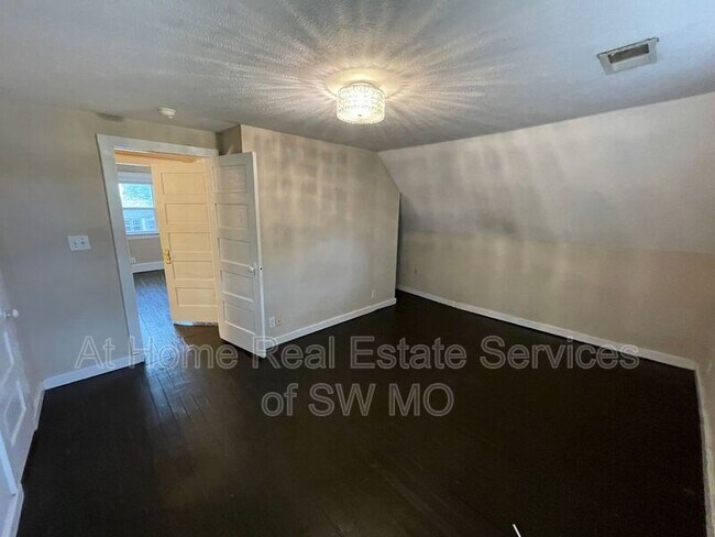 Building Photo - 1440 E McDaniel St