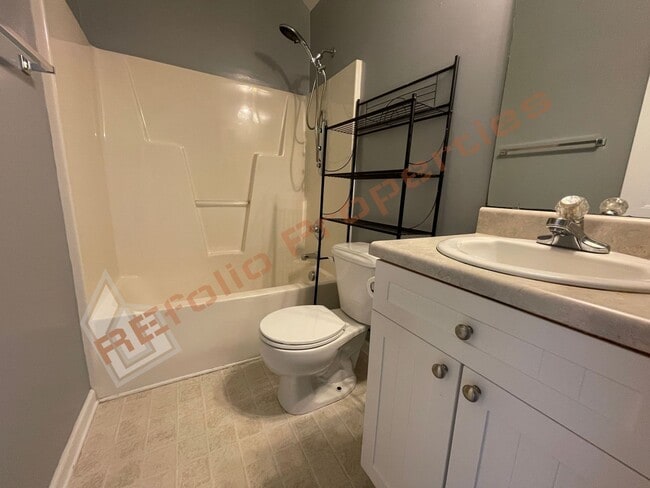 Building Photo - Great Location! 3 Story, 3 Bedrooms, 3.5 B...