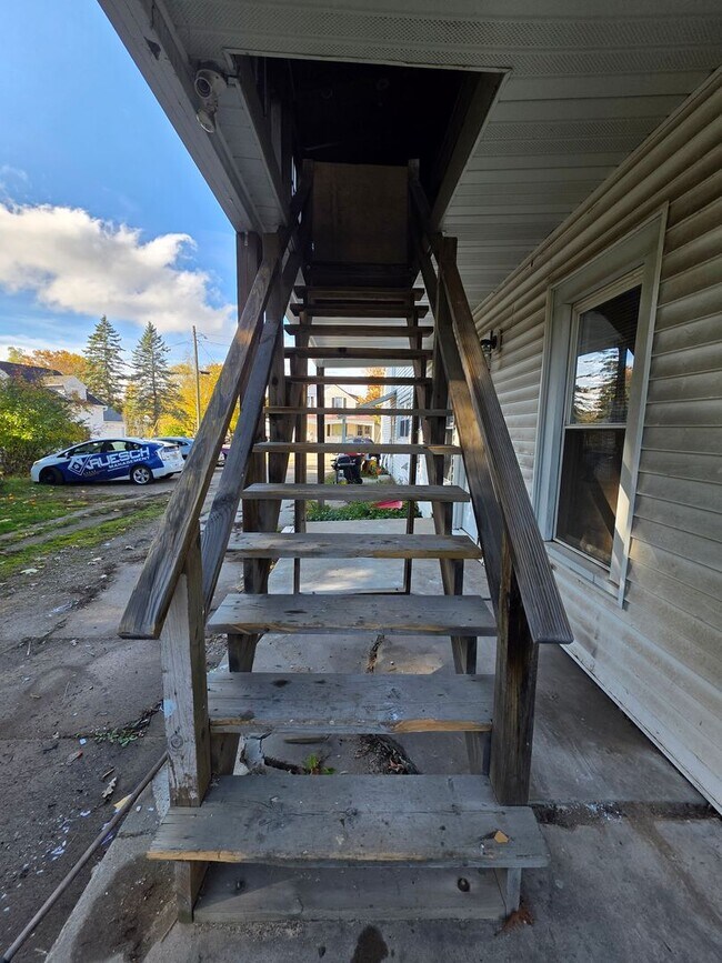 Building Photo - 124 S Lake St