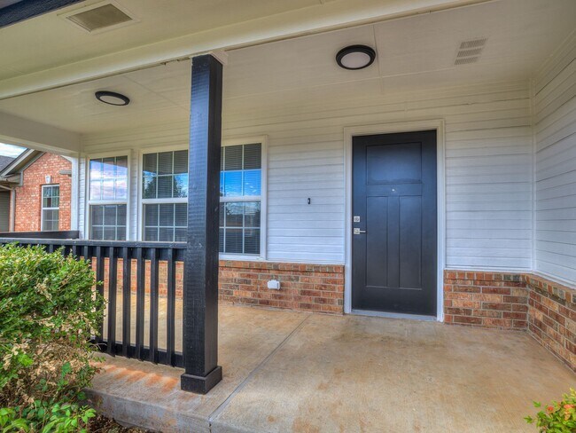 Building Photo - Beautiful remodeled home in Edmond + 4 bedrooms + 2 bathrooms + Valencia Neighborhood