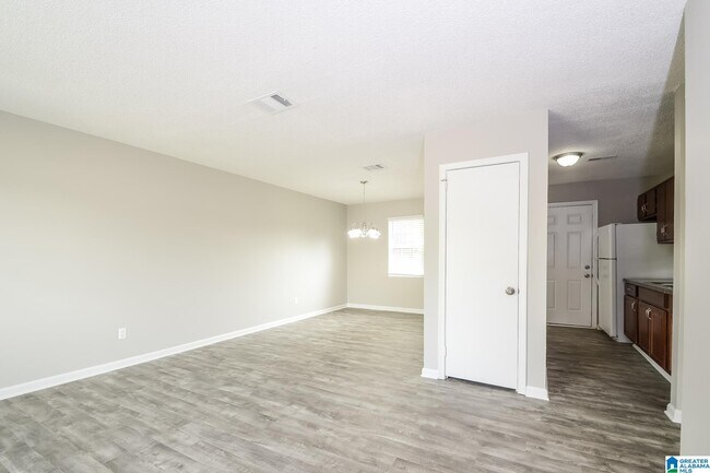 Building Photo - 541 Closhire Ln