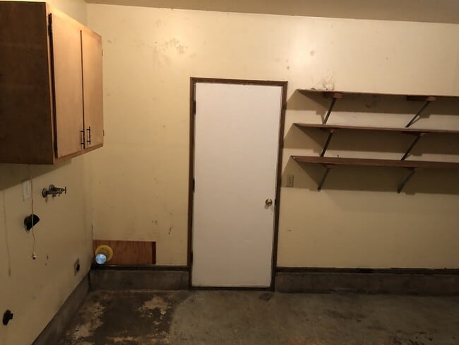 Building Photo - Two bedroom one bath duplex in Springfield!