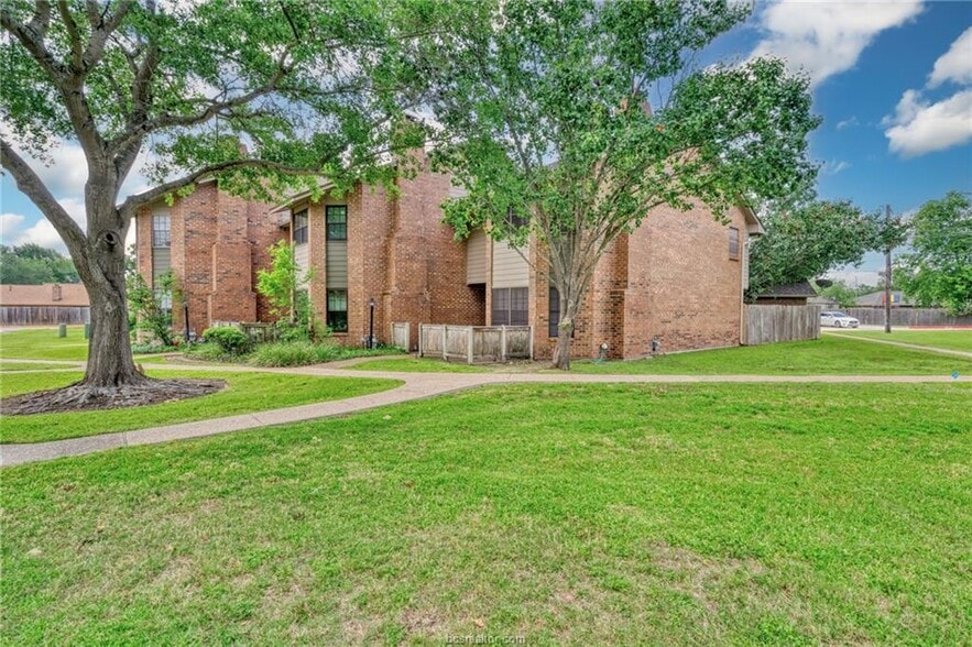 Building Photo - 2400 Longmire Dr