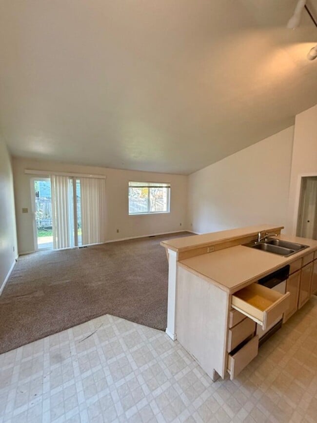 Building Photo - 2 Bed, 2 Bath Duplex with fenced yard in B...