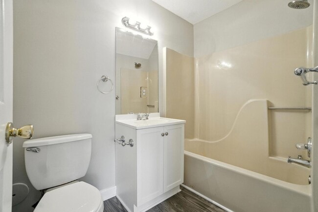 Building Photo - Updated Brick Condo in the Heart of Downto...
