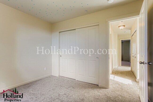 Building Photo - Lovely 3-Level Townhouse in great Hillsbor...