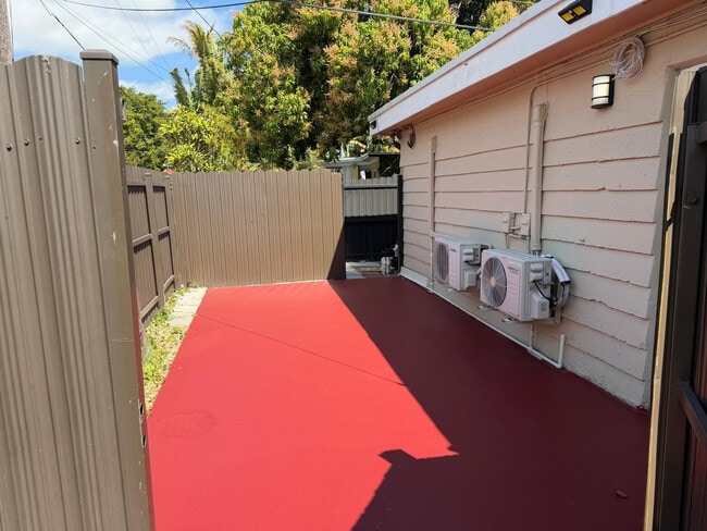 Building Photo - 707 NE 15th St