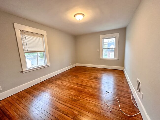 Building Photo - Lovely 3-bed Single Family Home in Hamden! Gorgeous Hardwood Floors throughout!