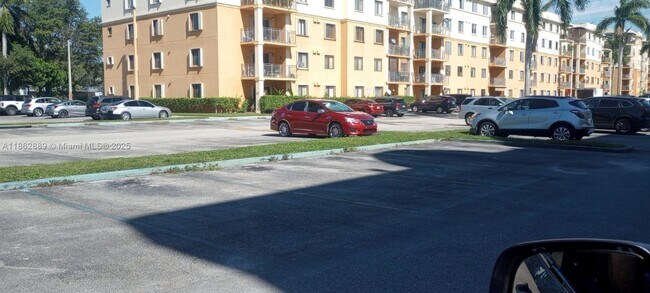 Building Photo - 9310 Fontainebleau Blvd