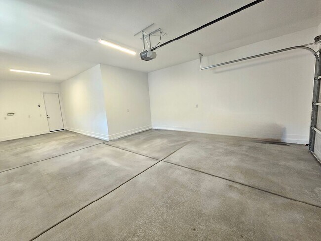 Building Photo - Beautiful and spacious