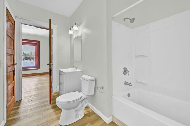 Building Photo - 1261 E 123rd St