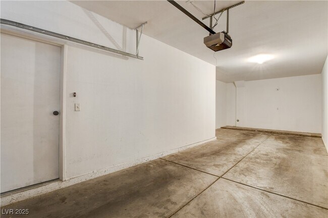 Building Photo - 10550 W Alexander Rd