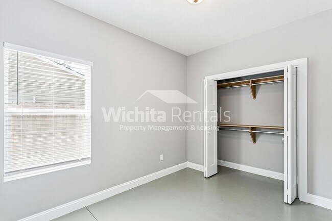Building Photo - 1006-1006 W 55th St S