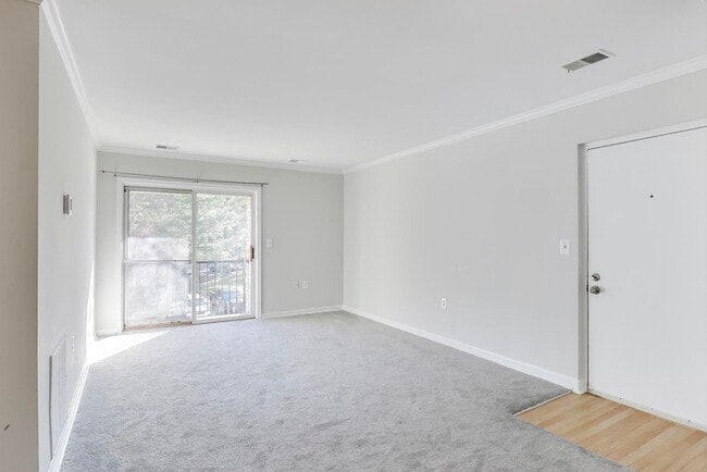 Building Photo - Clean & Fresh 2 + 2 close to METRO!