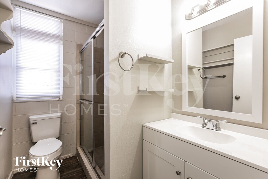 Building Photo - 2800 E Webb Ave