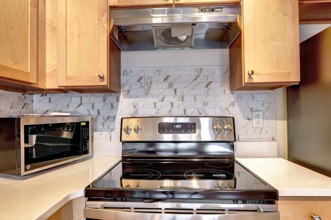 Building Photo - Renovated 1 Bedroom 1 Bathroom Townhome in the Posh Steel Yards Development! Available July 2025