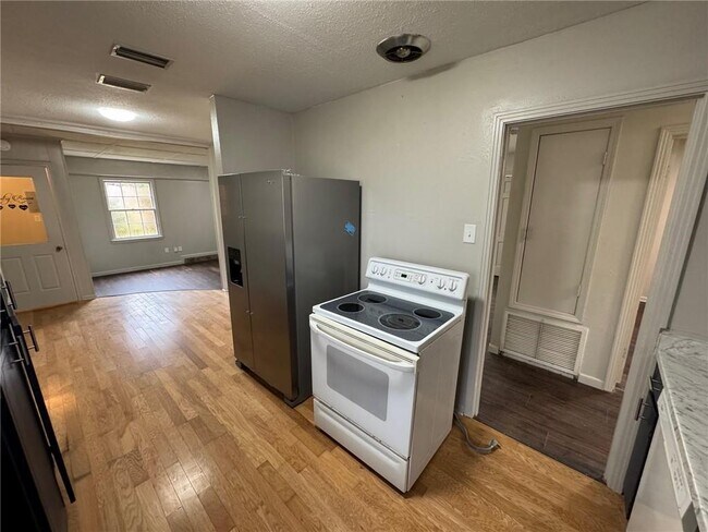 Building Photo - 4734 Clarendon Dr