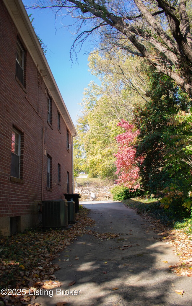 Building Photo - 2725 Brownsboro Rd