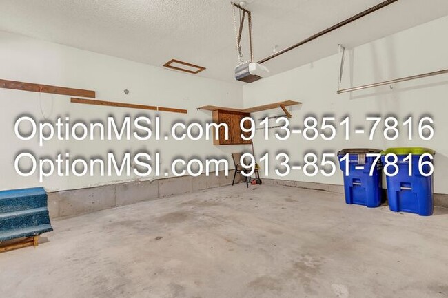 Building Photo - Spacious Townhome!