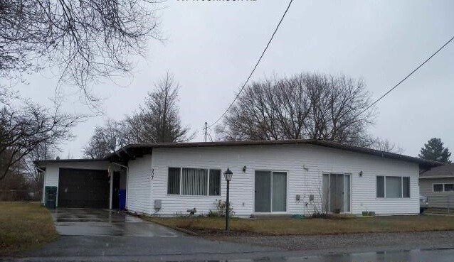 Building Photo - 832