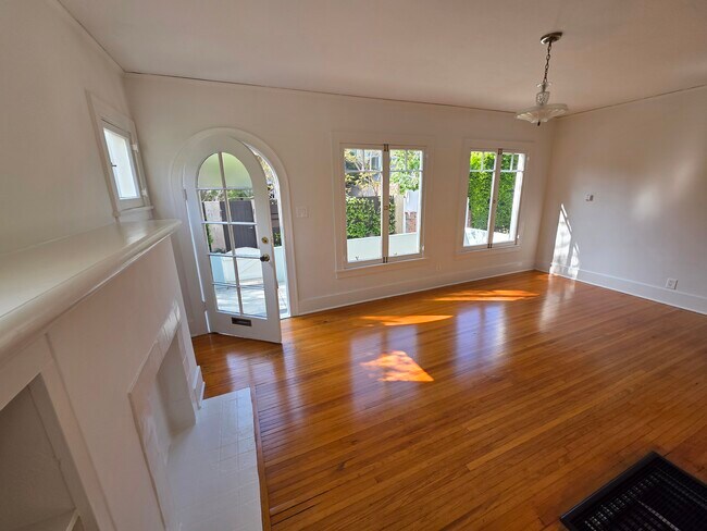 Building Photo - 126 Breeze Ave