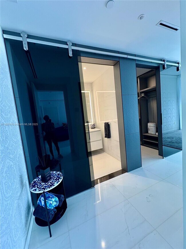 Building Photo - 300 Biscayne Blvd Way