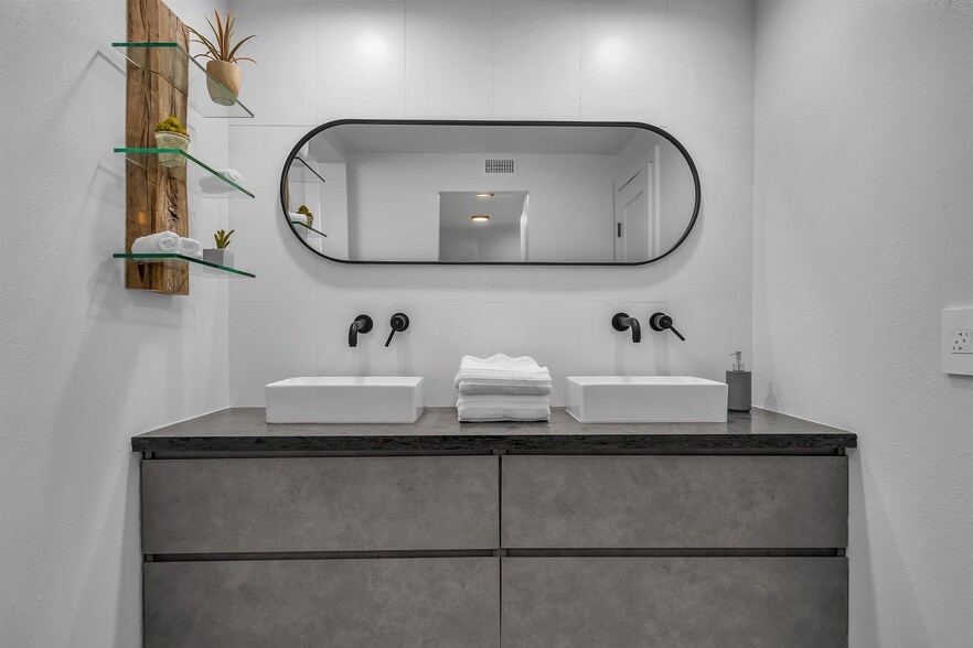 Master bathroom sinks and vanity - 1412 N Crescent Heights Blvd
