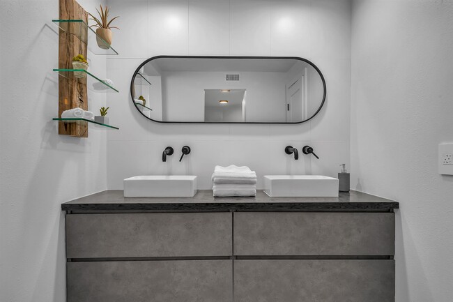 Master bathroom sinks and vanity - 1412 N Crescent Heights Blvd