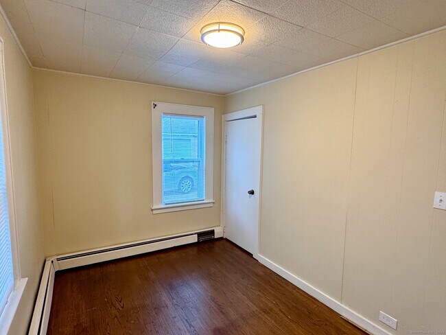 Building Photo - 132 N Elm St