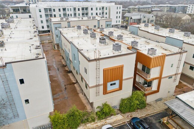 Building Photo - 2827 Manor Rd