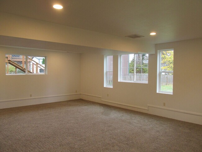 Building Photo - 3 Bedroom House in Burlington