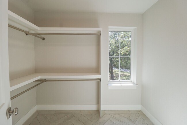 Building Photo - 4 Bed | 3 Bath on Keystone Lake!