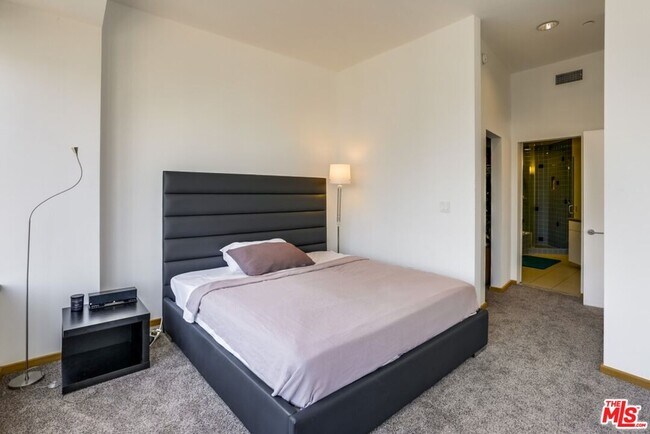 Building Photo - 1100 Wilshire Blvd