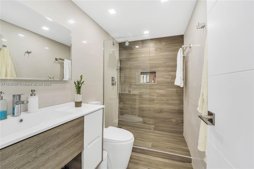 Building Photo - 999 Brickell Bay Dr