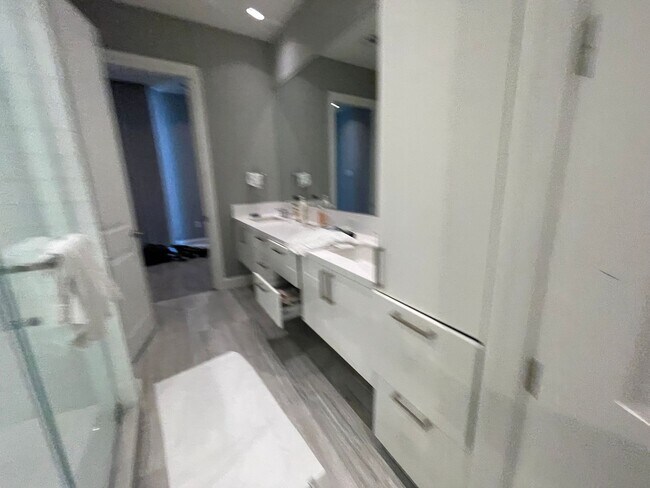 Building Photo - 2 Bed condo in downtown Houston