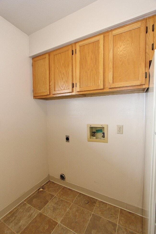 Building Photo - 639 N Moffatt Ave